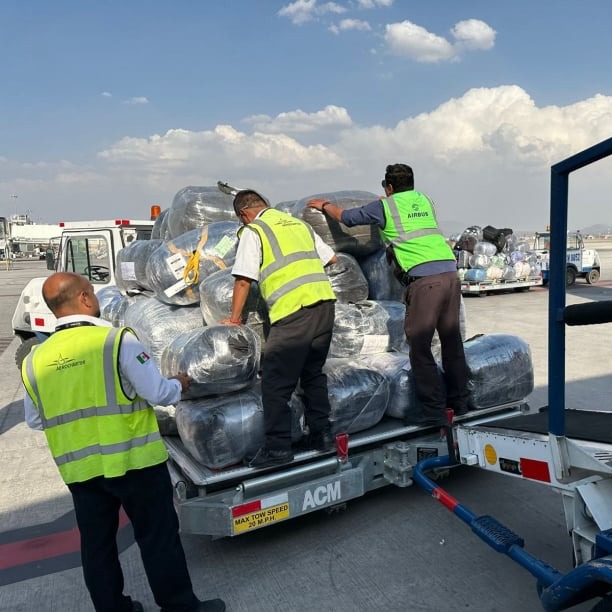 Avión de VivaAerobús, operación de carga de MerelyCargo